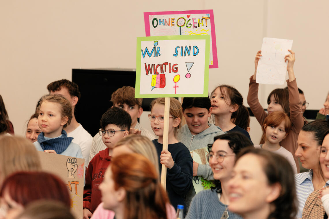 Kinder halten Plakate hoch 