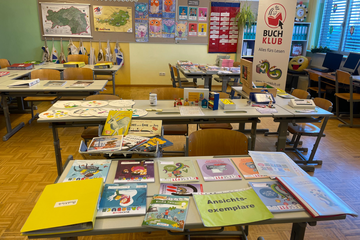 Tisch mit Materialien und Büchern 