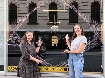Vanessa Obereder und Sandra Schober vor ihrem Schaufenster