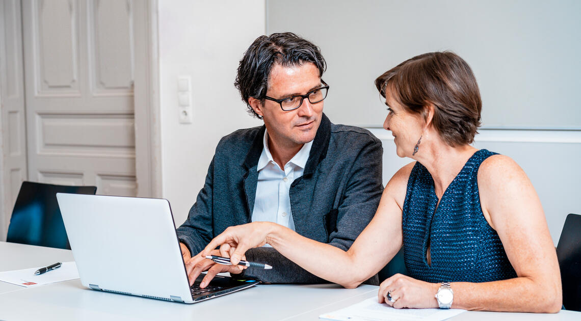 1 Mann und 1 Frau am Laptop