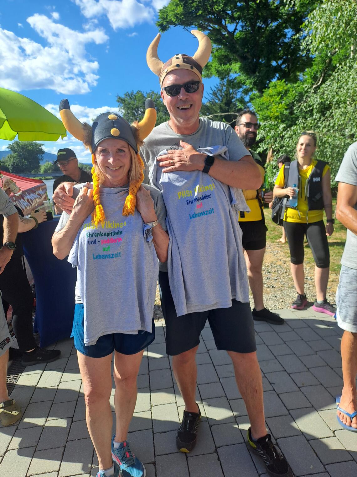Anita Recher und Peter Much mit T Shirt "Ehrenpaddler"