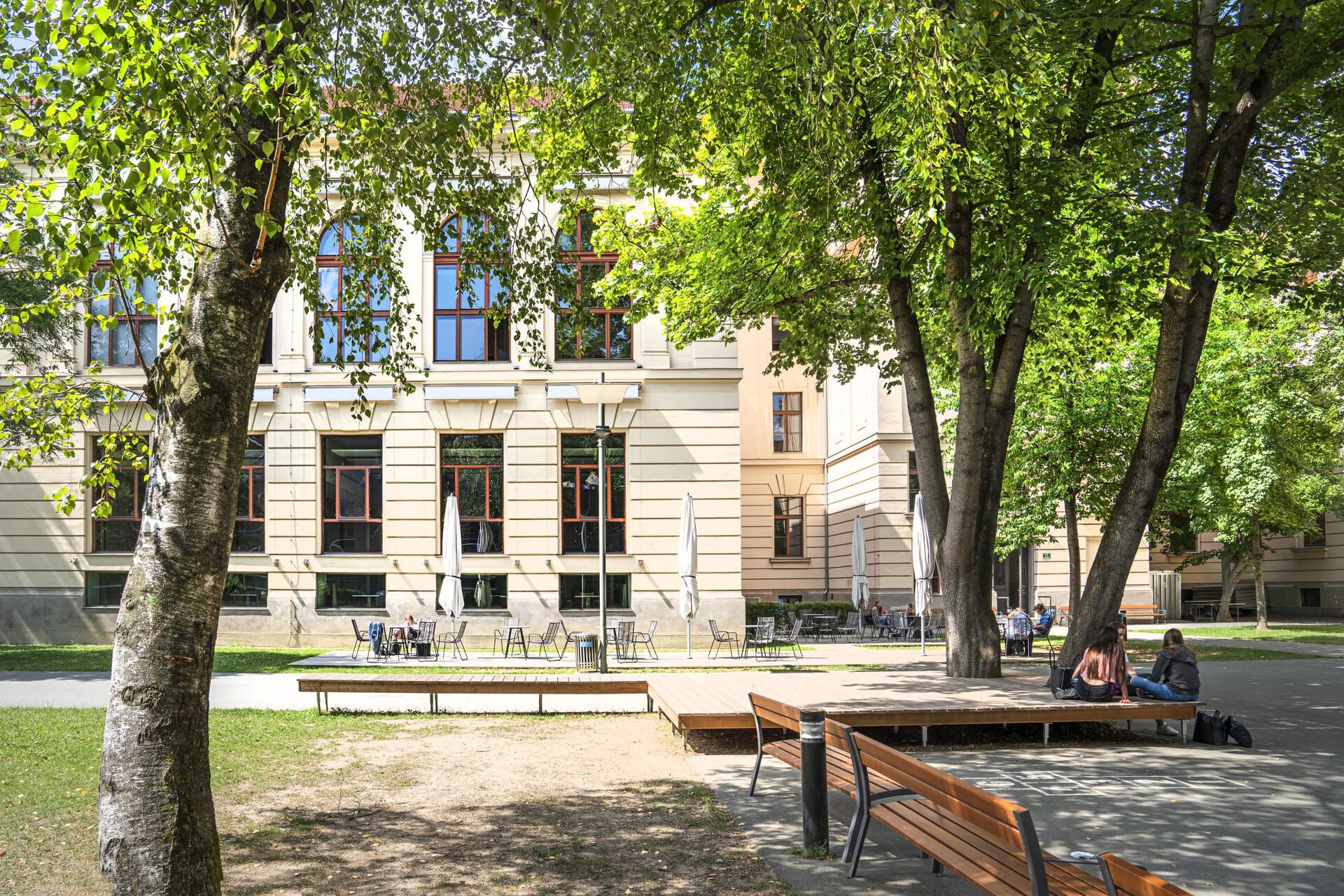 Gebäude Altbau Frühjahr