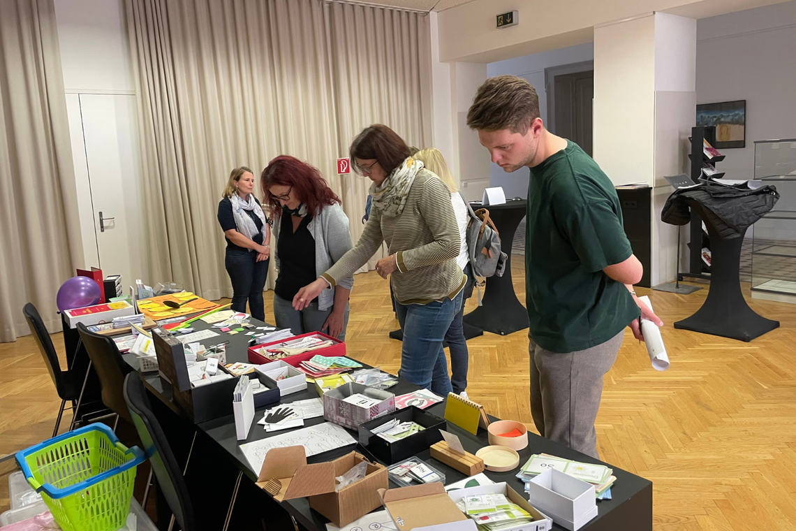 Personen stehen vor Tisch 
