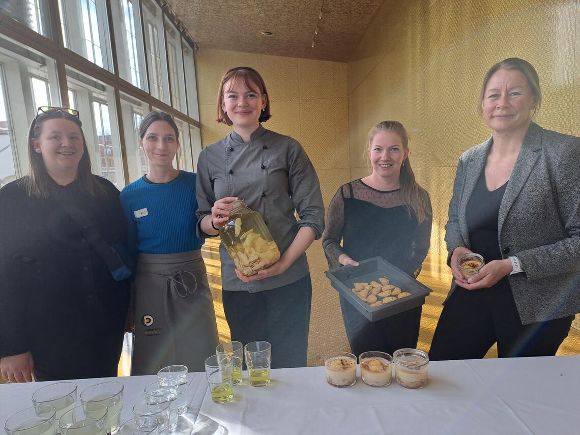 5 Studierende mit Dessert: Limoncello, Butterkekse und Creme Brulee