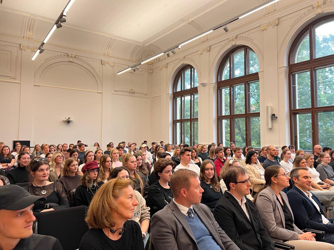 Menschen in vollem Saal