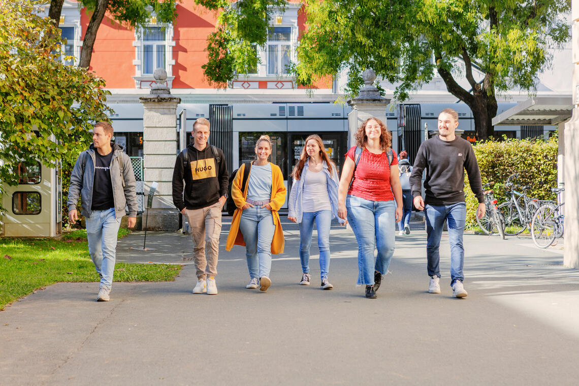Studierende gehen auf Campus