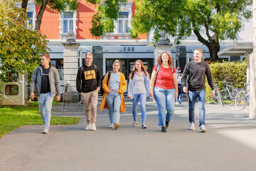 Studierende gehen auf Campus