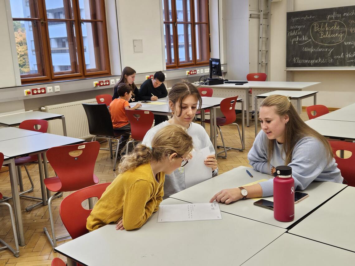Personen mit Kind an einem Tisch
