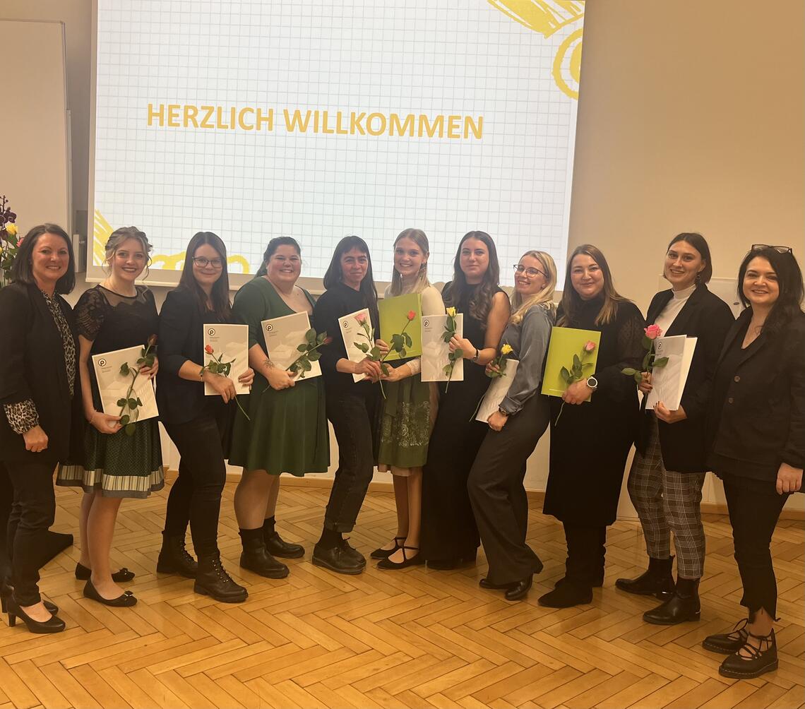 Gruppenfoto mit Absolvent*innen