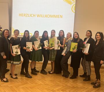 Gruppenfoto mit Absolvent*innen