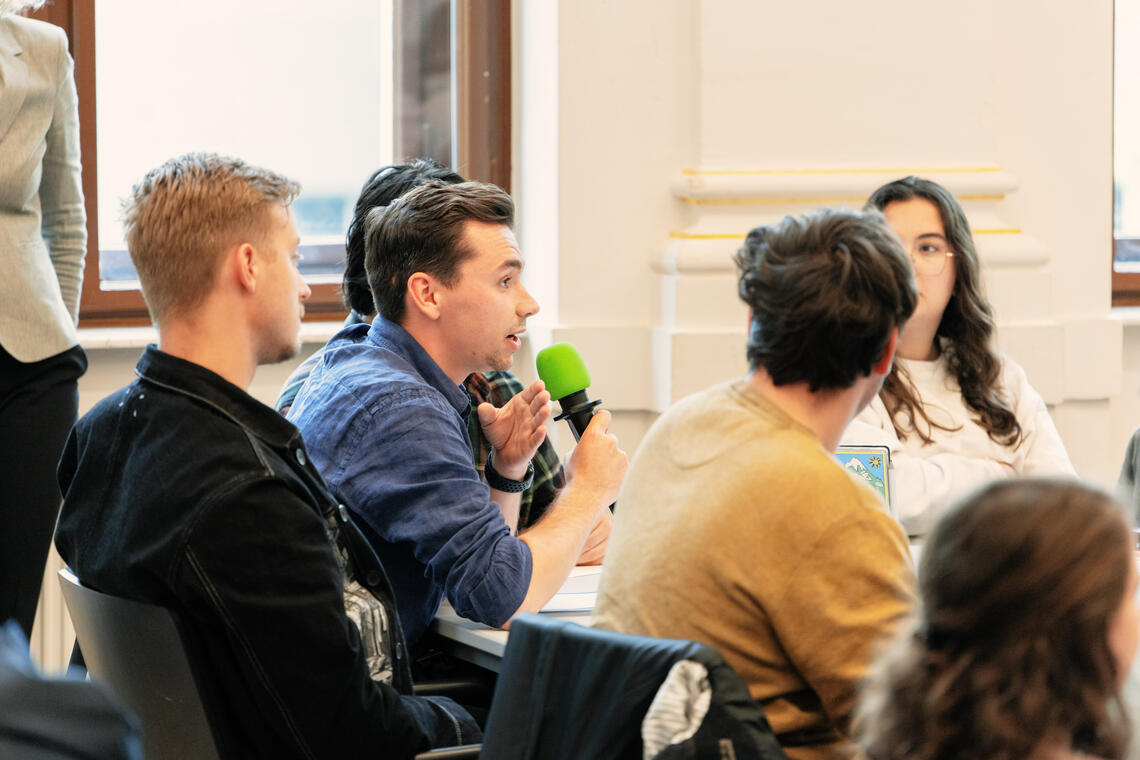Studierende die mitdiskutieren