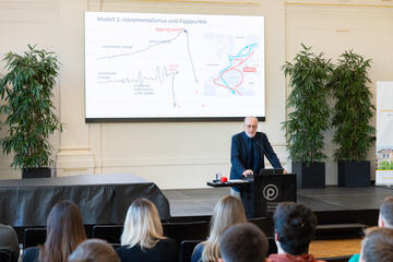 Manfred Prisching beim Vortragen seiner Keynote