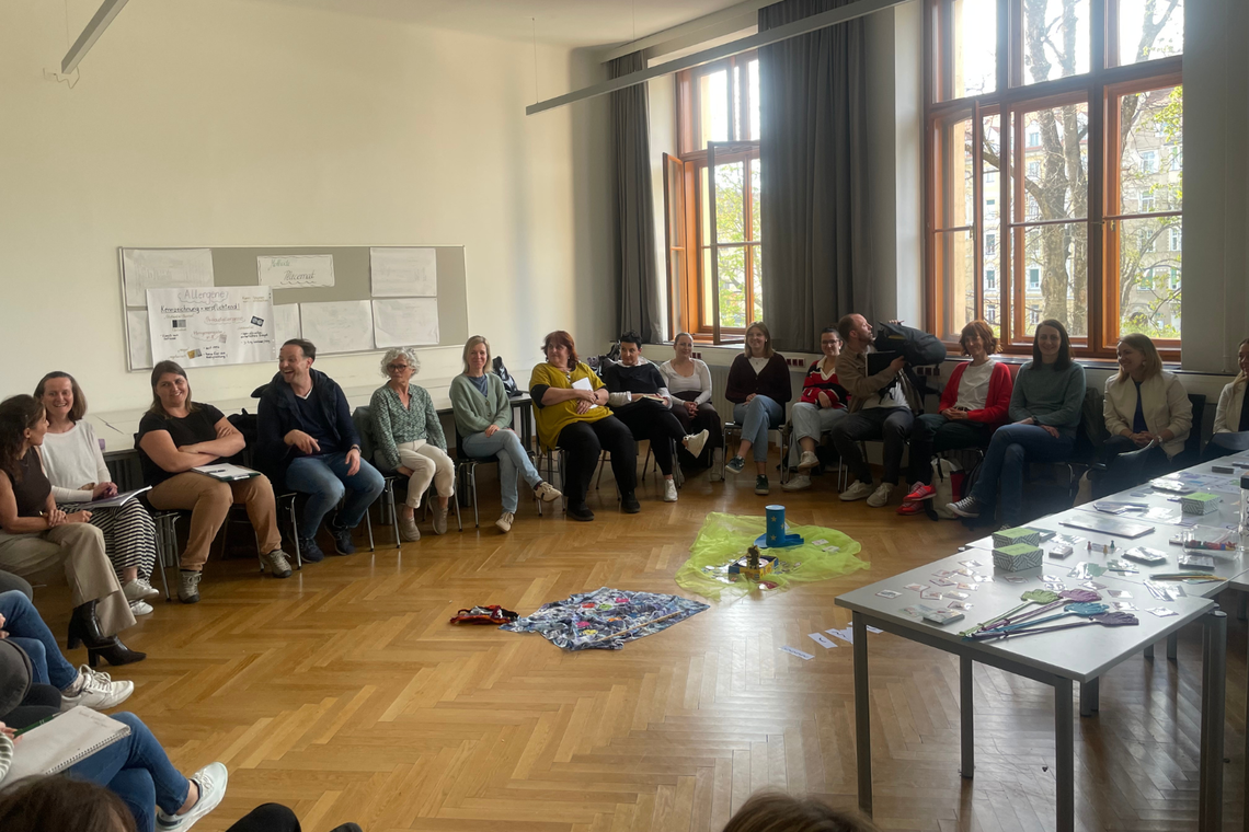 Personen sitzen in einem Sesselkreis