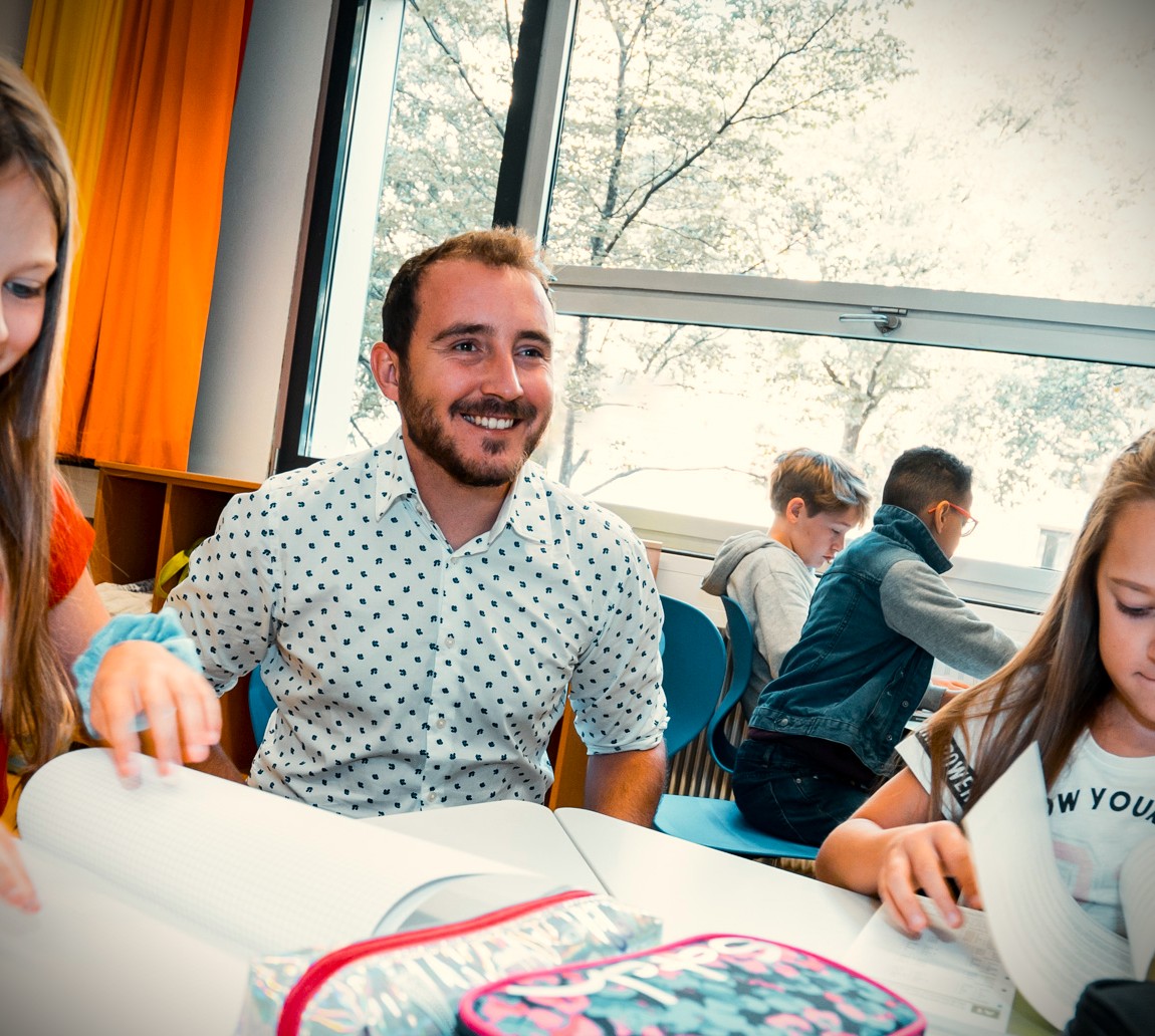Lehrer mit Schülern in einer Klasse