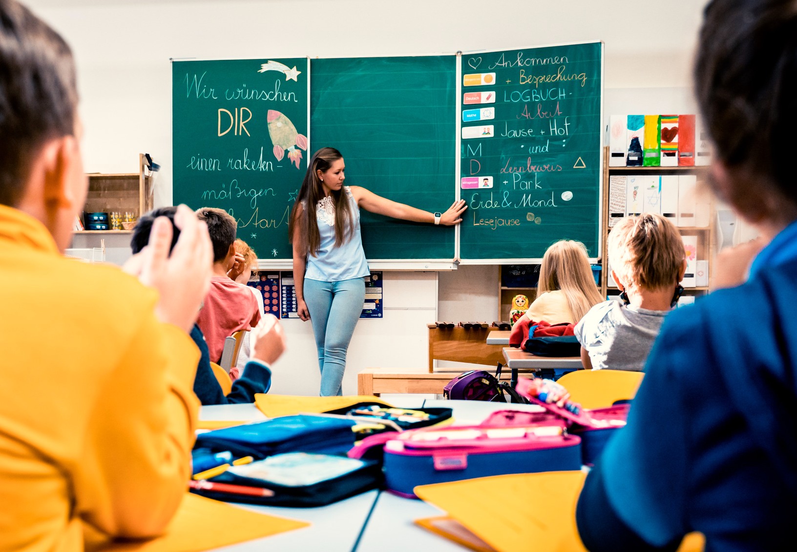 Studentin in einer Schulklasse