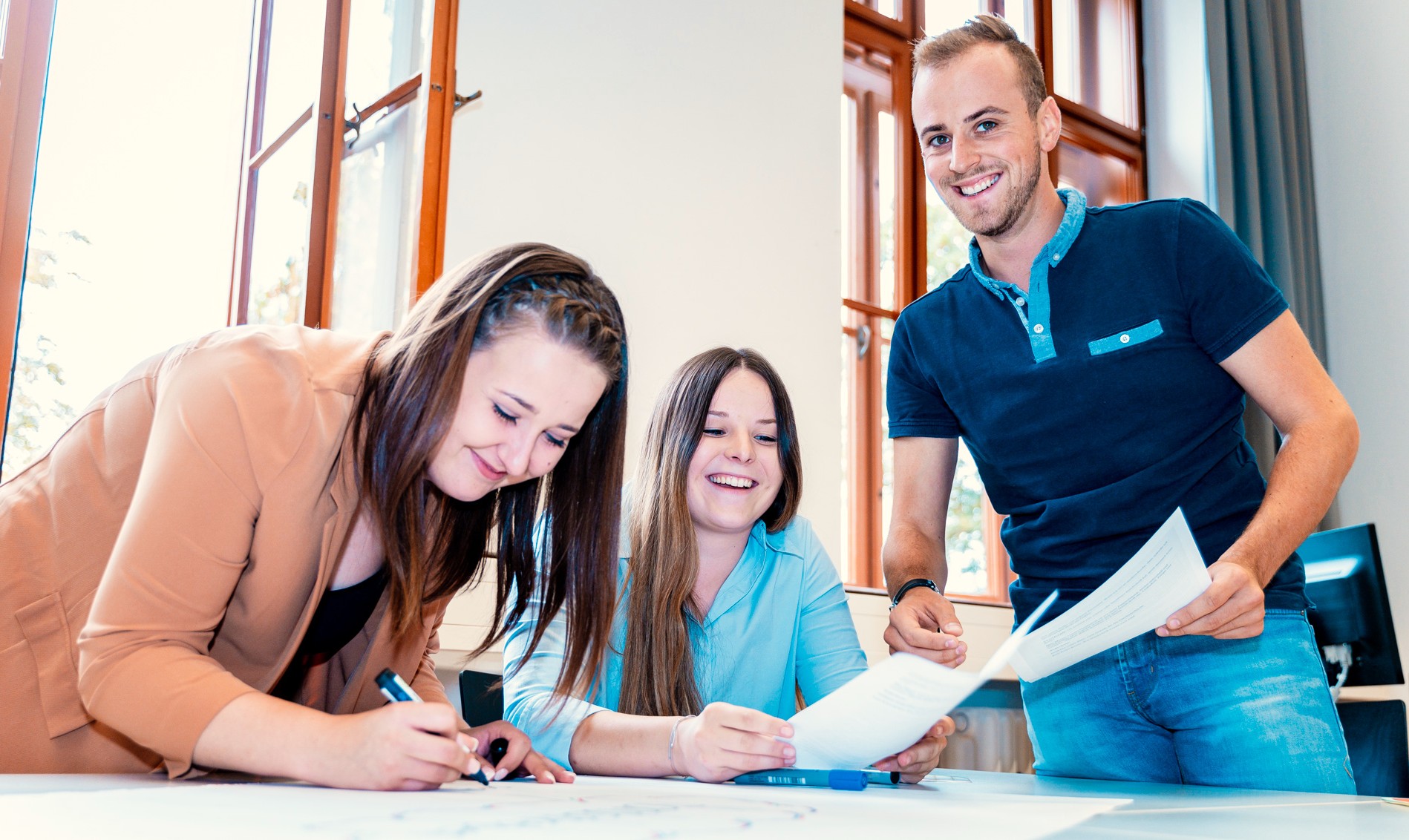 Studierende bei Gruppenarbeit