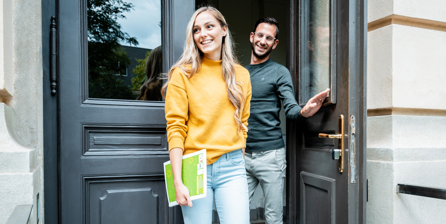 2 Personen gehen aus der Tür